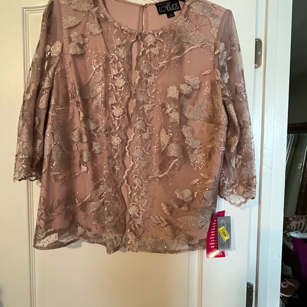 Beautiful & elegant Plus size 1X evening top. Rose gold pinkish mauve lace. NWT